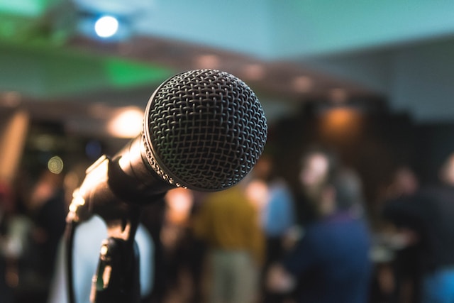 Przewodnik po organizacji konferencji hybrydowej - dlaczego streaming konferencji jest tak ważny?