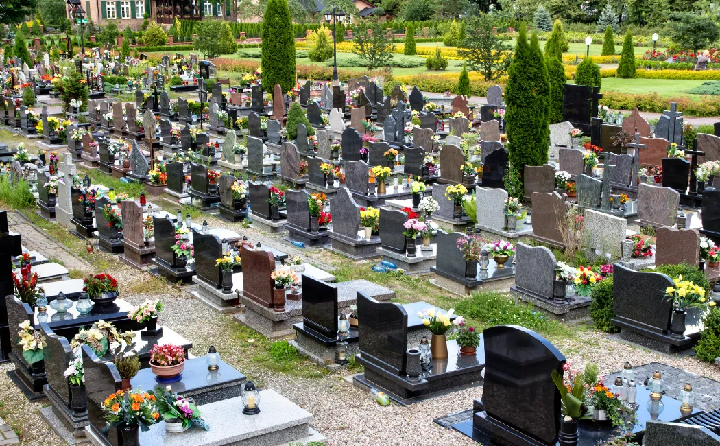 Ile kosztuje pogrzeb w Bełchatowie i jak nie przepłacić za miejsce na cmentarzu