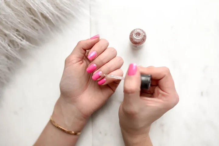 Jak przedłużyć trwałość manicure hybrydowego domowymi sposobami