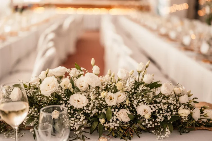 Menu weselne, które zachwyca gości – jak je zaprojektować, żeby było piękne i czytelne?