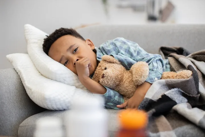Kaszel nocny u dziecka - jak zapewnić spokojny sen?