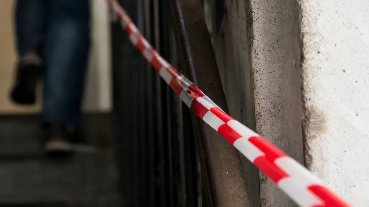 Atak z bronią lub niebezpiecznym narzędziem - policja przypomina zasadę 4U