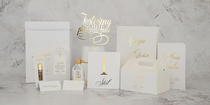 Zamawiając komplet w jednym miejscu, można mieć pewność, że wszystkie elementy będą ze sobą harmonizowały – nie tylko stylem, ale też jakością druku i gramaturą papieru