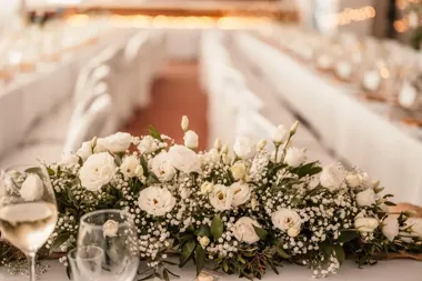 Menu weselne, które zachwyca gości – jak je zaprojektować, żeby było piękne i czytelne?