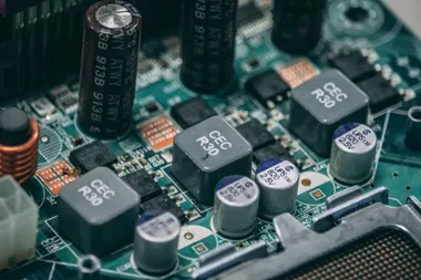 Kondensatory elektrolityczne - na jakie parametry zwrócić uwagę?