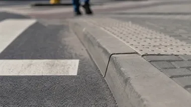 Na Fabrycznej trzeba zwolnić. Nowy próg przy przejściu dla pieszych