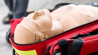 W każdej miejskiej szkole w Bełchatowie będzie AED – cztery urządzenia już montują