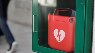 Kolejne szkoły z AED. Wszystkie miejskie placówki mają już sprzęt