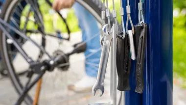 Rowerzyści mają nowy punkt napraw w Zdzieszulicach Dolnych