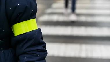Dzieci z gminy Drużbice dostały odblaski. Policjanci uczyli ich bezpieczeństwa