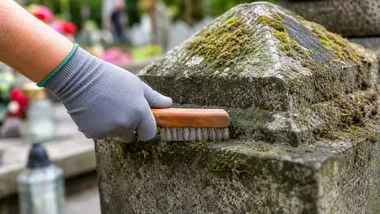 Ponad 20 zapomnianych grobów posprzątano w Bełchatowie. Akcja ma już 10 lat