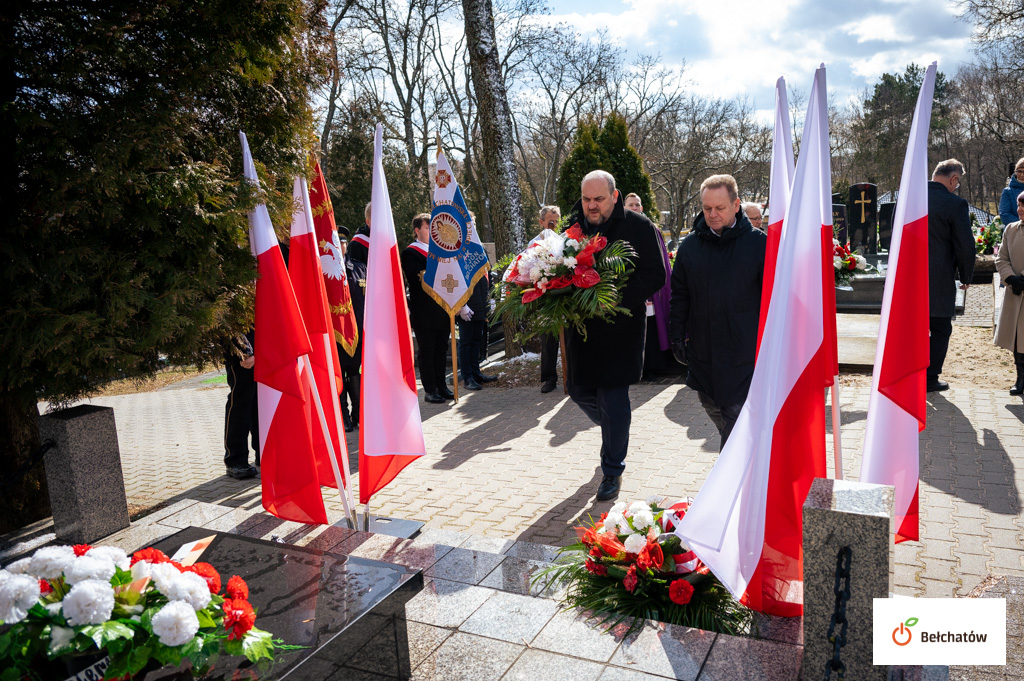 Kwiaty pod pomnikiem żołnierzy Armii Krajowej złożyli m.in. wiceprezydent Bełchatowa Dariusz Matyśkiewicz i dyrektor Muzeum Regionalnego Marek Tokarek