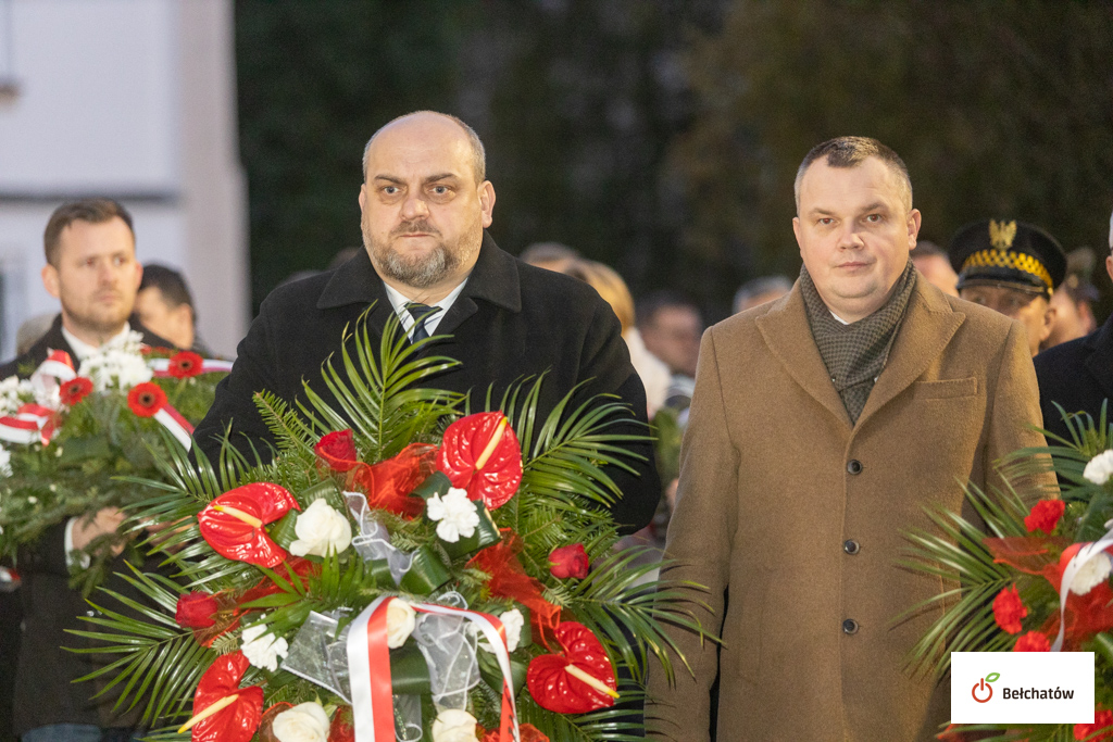 Wiceprezydenci Dariusz Matyśkiewicz oraz Łukasz Politański złożyli kwiaty pod pomnikiem Pamięci Bełchatowian 