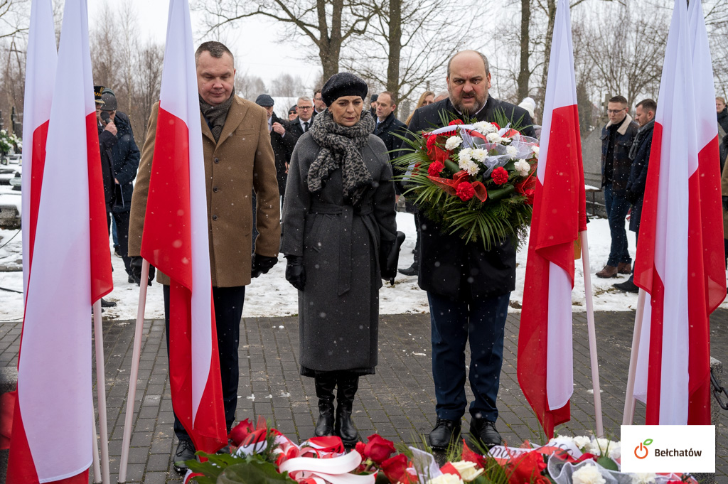 Kwiaty pod pomnikiem powstańców styczniowych złożyli m.in. prezydent Mariola Czechowska oraz wiceprezydenci Dariusz Matyśkiewicz i Łukasz Politański