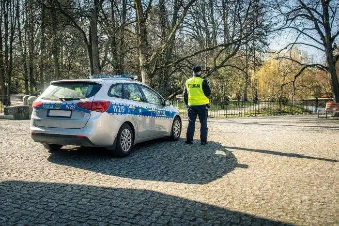 Policja apeluje: nie zostawiaj dzieci i zwierząt w samochodach podczas upałów