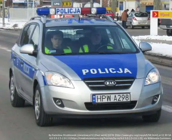 Nietrzeźwy kierowca wjechał w budynek mieszkalny i uszkodził infrastrukturę drogową