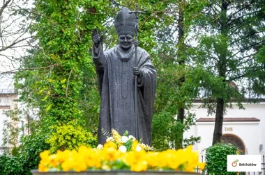 Bełchatów zatrzymał się przy pomniku Jana Pawła II w rocznicę jego śmierci