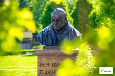 W Bełchatowie zapłonęły znicze przy pomnikach Jana Pawła II