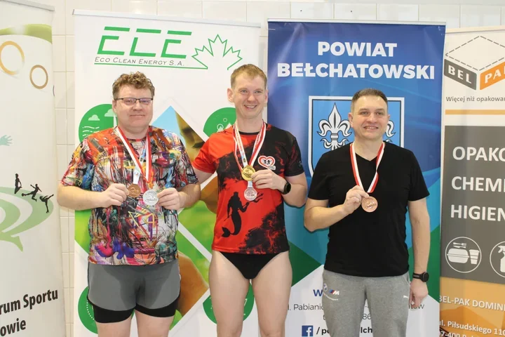 Setki kilometrów w basenie – Mariusz Lichodziejewski triumfował w nocnym maratonie pływackim