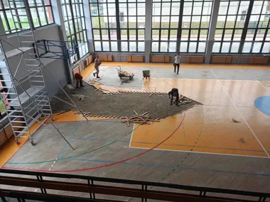 Koniec z wysłużonym parkietem w sali PCS w Bełchatowie