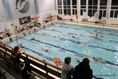 Basen w sobotę zarezerwowany na nocny maraton pływacki – co to oznacza dla mieszkańców