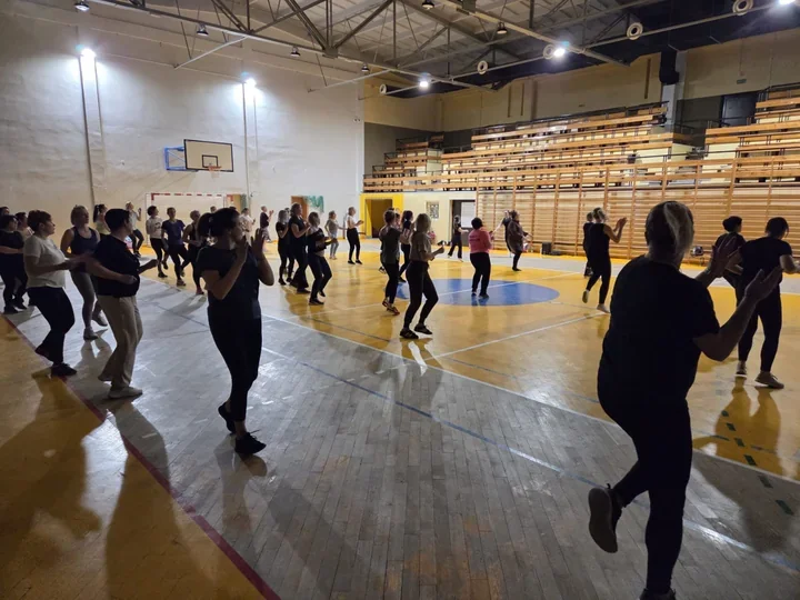 Kilkadziesiąt kobiet w rytmie zumby – zajęcia przeniesione na salę i stały grafik od marca