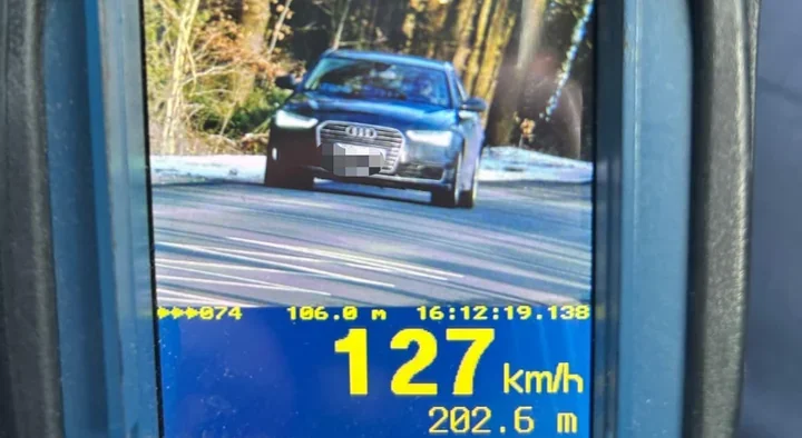 127 km/h w terenie zabudowanym - policja zatrzymała kierowcę Audi