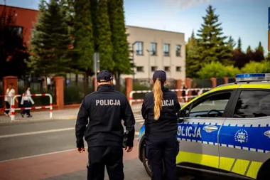 Policjanci od rana pilnowali szkół w Bełchatowie. Ważny dzień klasy mundurowej