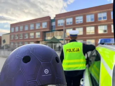 Kontrole przy szkołach w Bełchatowie. Policjanci przypominają o kaskach