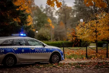 Jesień zmienia warunki na drodze. Policja ostrzega kierowców i pieszych