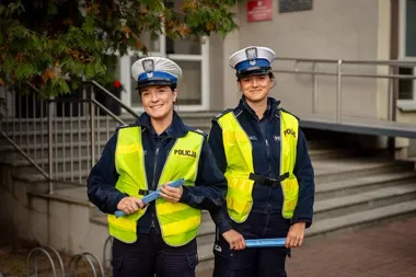 Przed lekcjami rozdawali odblaski. Policja przypomina o jesiennym zagrożeniu