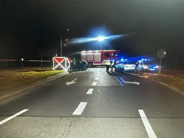 Tragiczny finał jazdy w Kleszczowie. 21-latek uderzył w drzewo