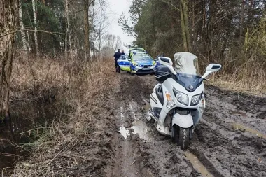 Motocyklista ugrzązł w błocie podczas pościgu - był poszukiwany