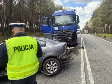 Mazda na DK74 nagle zjechała na pobocze - kierowca trafił do szpitala