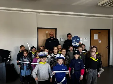 Przedszkolaki z Łuszczanowic w Komendzie Powiatowej Policji - sprzęt, zasady i ruch drogowy