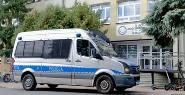 Więcej patroli przy szkołach. Powiat Bełchatowski szykuje też aplikację alarmową
