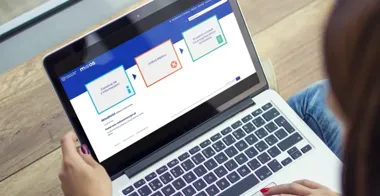 Nowy portal ma uprościć pobytowe wnioski, ale papieru jeszcze nie odpuścił