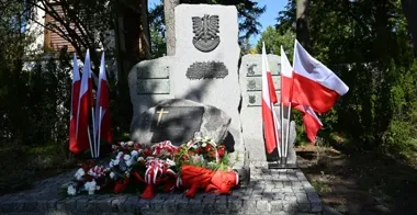 Wieńce pod pomnikiem w Bełchatowie. Pamięć o bohaterach podziemia