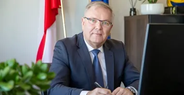 Powiat inwestuje w drogi i bezpieczeństwo. W tle wielka zmiana dla regionu