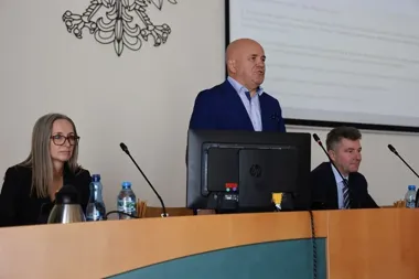 Radni powiatu wracają po wakacjach. Na stole pieniądze i stypendia