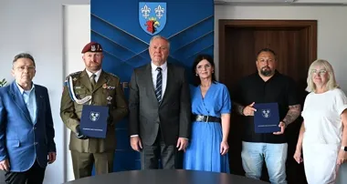 Wyniósł 92-latkę z płonącego domu. Przez płot nie dało się przejść