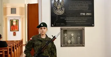 Bełchatów oddał hołd ofiarom Katynia w ciszy, pamięci i młodzieżowym montażu