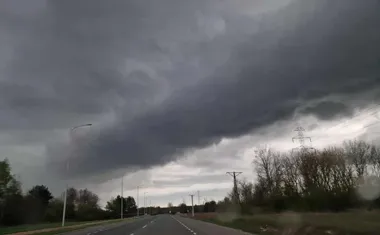 Nocne burze nad Bełchatowem. IMGW ostrzega przed wichurą