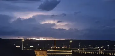 Wieczorne burze nad Bełchatowem. IMGW ostrzega przed wiatrem do 100 km/h