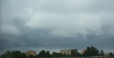 Burze nad powiatem bełchatowskim. IMGW ostrzega przed wiatrem i gradem