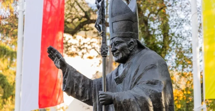 Kremówki, wieńce i modlitwa. Tak uczczono Jana Pawła II w Bełchatowie