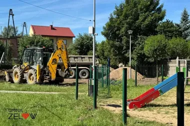 Nowy plac zabaw w Zelowie już za ogrodzeniem. Ruszyły prace