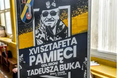 Sztafeta pamięci zatrzymała się w Zelowie i połączyła szkołę z wojskową historią