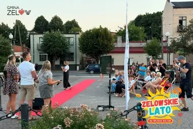 Moda i karaoke połączyły mieszkańców Zelowa podczas wyjątkowego piątku