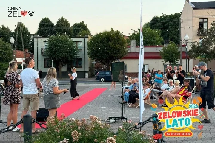 Moda i karaoke połączyły mieszkańców Zelowa podczas wyjątkowego piątku